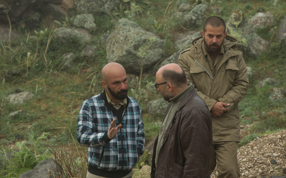 هومن سیدی و حسین کندری در نمایی از پشت صحنه فیلم «اینجا کسی نمی میرد»